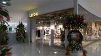 نمای از ویترین فروشگاه at iran shopping complex, largest shopping mall world نمای از ویترین فروشگاه at iran shopping complex, largest shopping mall world